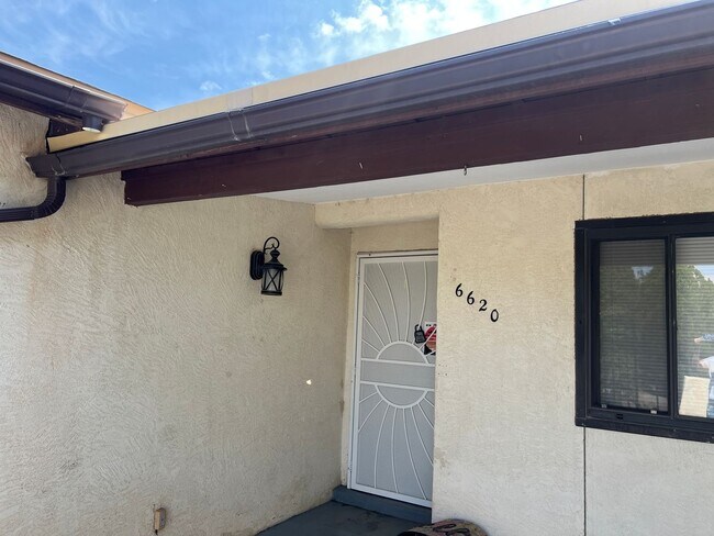 Foto del edificio - Ready For Immediate Move IN !!