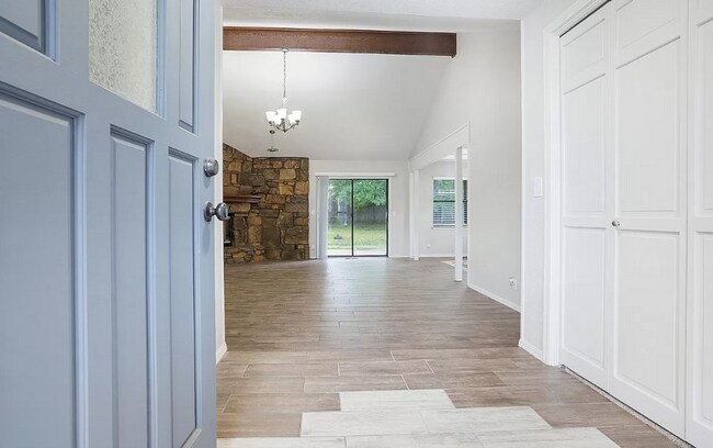 Foto del edificio - Charming 3-Bedroom Home with Modern Upgrad...