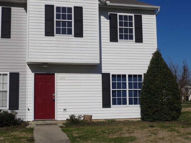 Foto del edificio - End-Unit Townhouse! Storage Space! Fenced-...