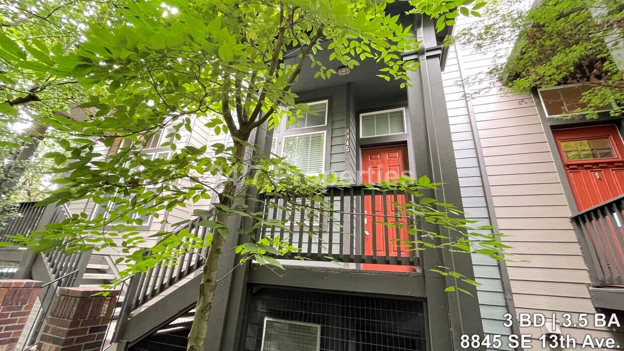 Foto principal - Beautiful 3 BD I 3.5 BA Townhome w/ Double...