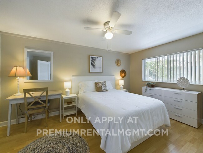 Foto del edificio - 7165 Ridgewood Ave