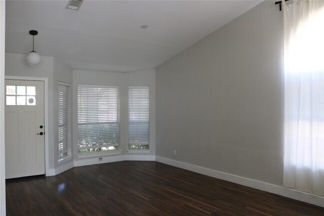 Building Photo - 1111 Blue Fox Dr