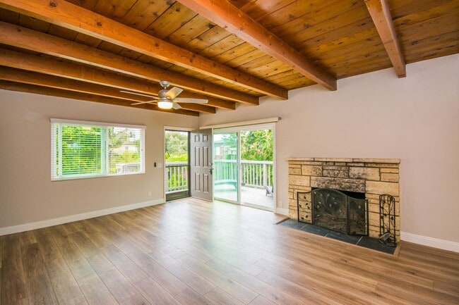 Building Photo - Amazing 2 Bedroom Only a Block from the Be...