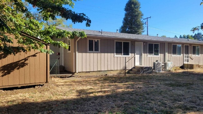 Foto del edificio - 301 E First Ave