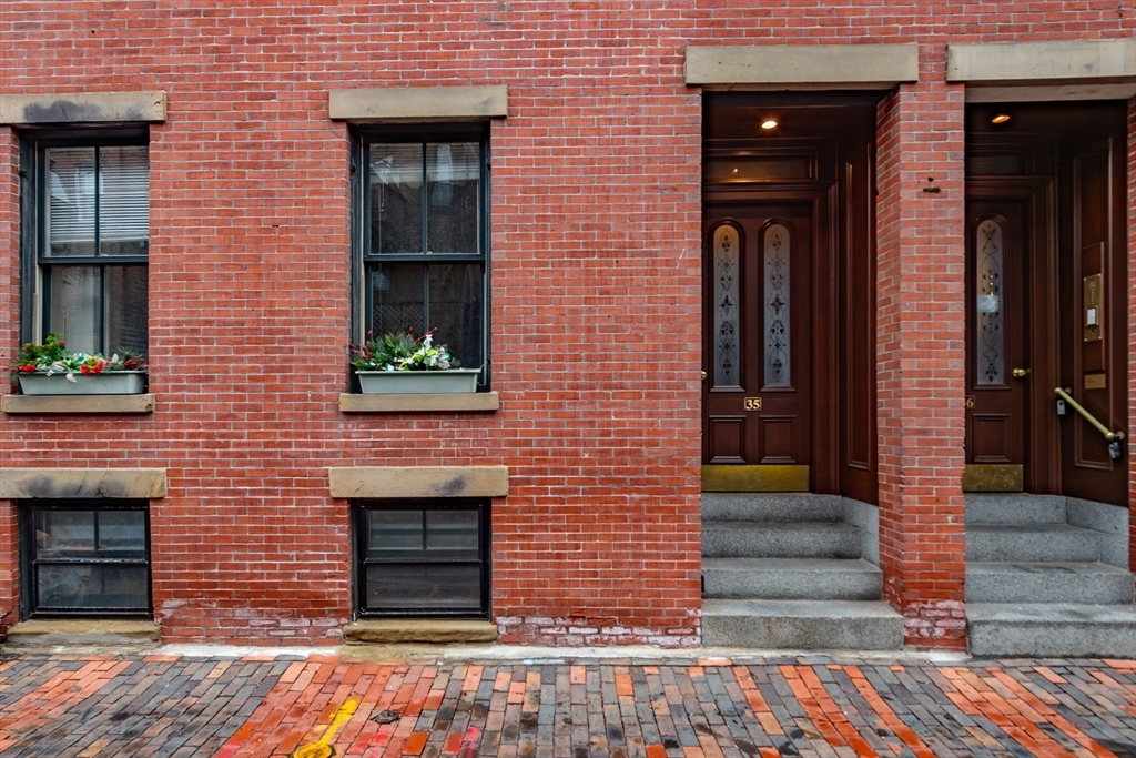 Primary Photo - 35 Lawrence St