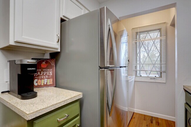 Foto del edificio - Wonderful 2 Bed 2 Bath Townhouse with Fireplace + Community Pool