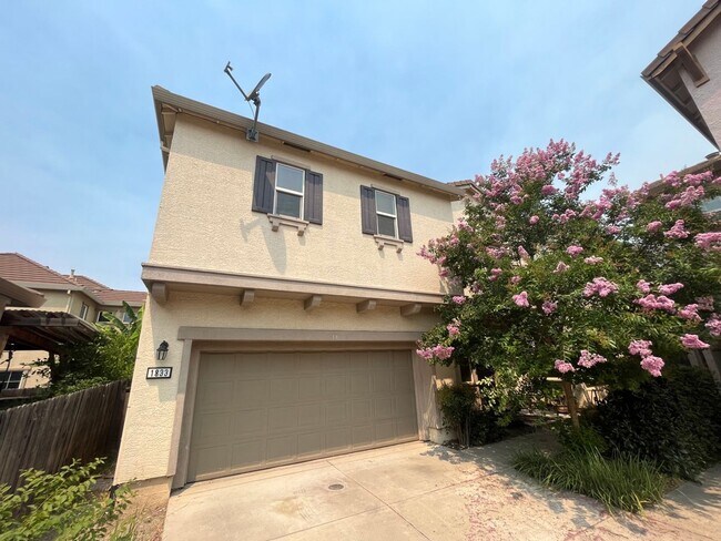 Building Photo - Courtyard home available NOW!