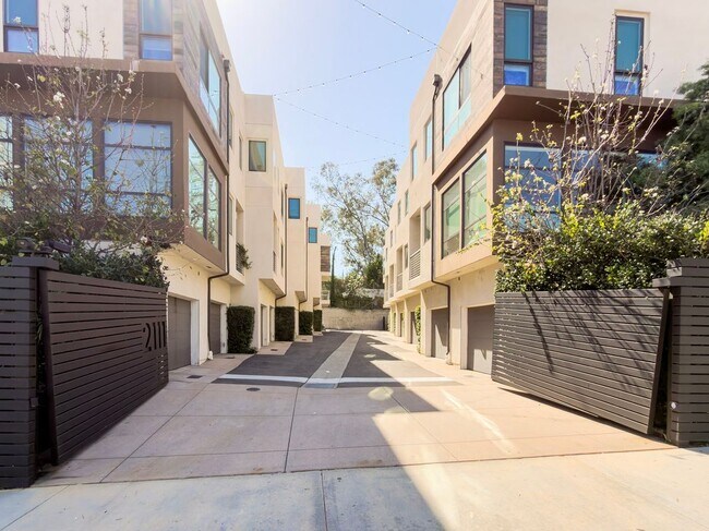 Foto del edificio - 2111 N Cahuenga Blvd