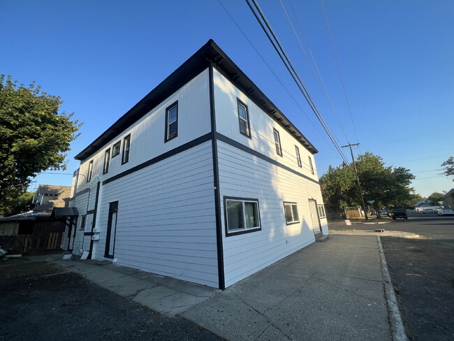Building Photo - 3 bed 1 bath apartment near the Garland Di...