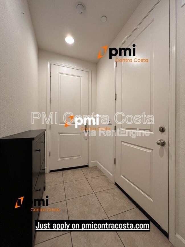 Building Photo - 5217 S Esprit Loop