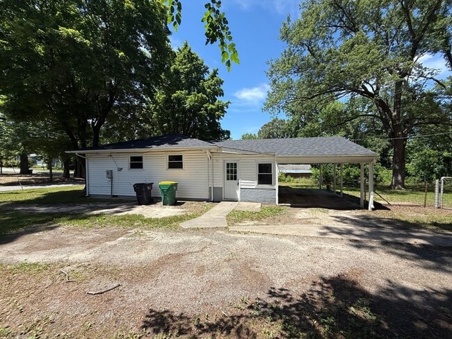 Building Photo - 3 bedroom 1.5 bath rancher