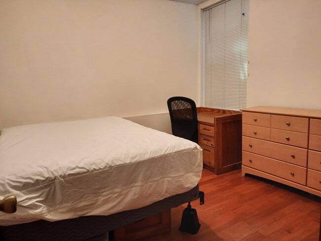 room1 - 1693 35th St NW