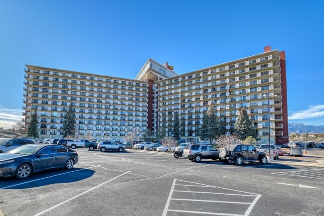 Foto del edificio - 2 Bed 2 Bath Condo in Historic Satellite Hotel