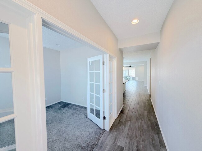 Foto del edificio - Modern 3 Bedroom Los Lunas Home with Refrigerated Air. Near I-25!
