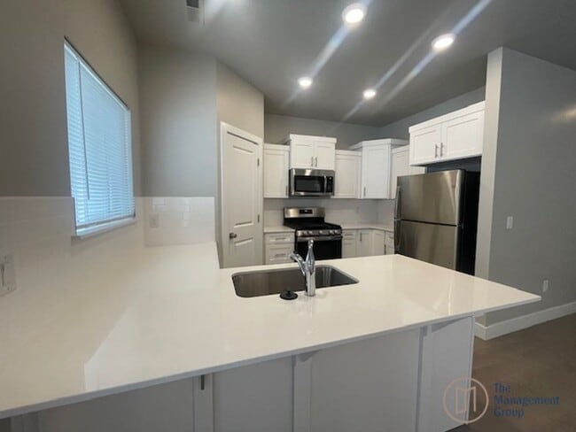 Building Photo - Cedar City Charm!