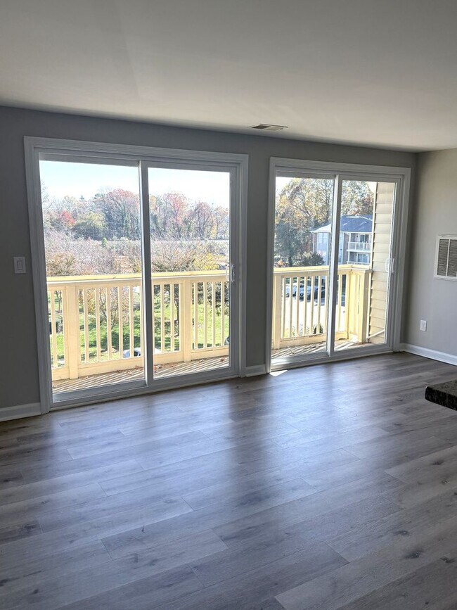 Foto del edificio - 3 BEDROOM CONDO. Walking Distance to University of NC-Charlotte