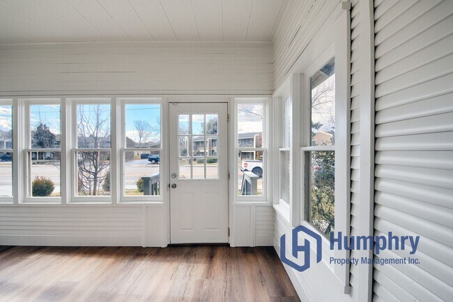 Building Photo - Charming home within walking distance to the greenbelt.