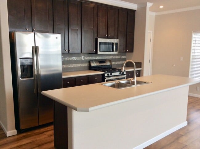 Building Photo - Lovely 3 bedroom, 2.5 bath Town home