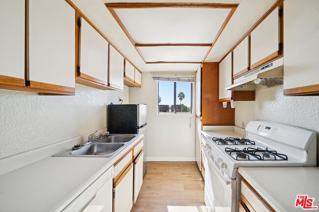 Foto del edificio - 1519 N Martel Ave