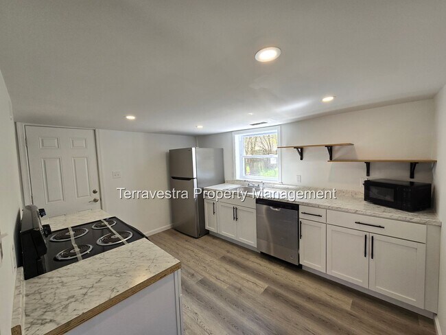 Building Photo - Renovated 4 Bed Single Family Home