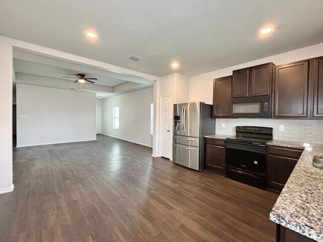 Foto del edificio - 1 Story Home with 4 Bedrooms!