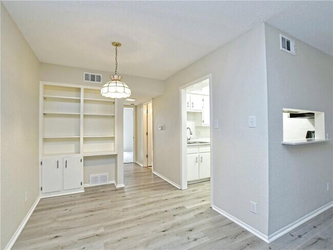 Foto del edificio - 2425 Ashdale Dr