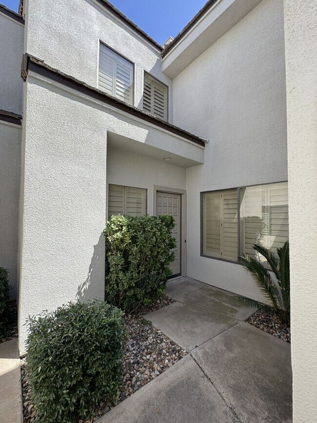 Building Photo - LUXURY LAKEFRONT GAINEY RANCH TOWNHOME WITH GOLF COURSE VIEWS – RESORT STYLE SCOTTSDALE LIVING!