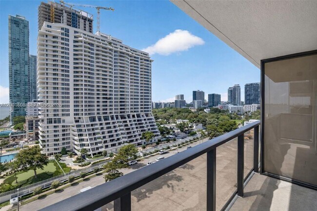 Foto del edificio - 600 NE 36th St