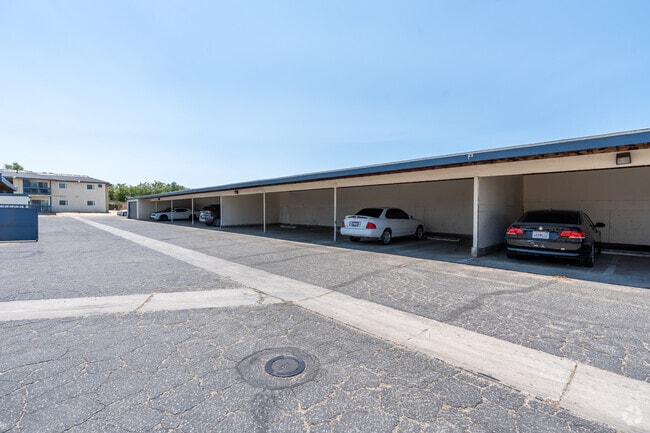Estacionamiento - Cedar Ridge Apartments