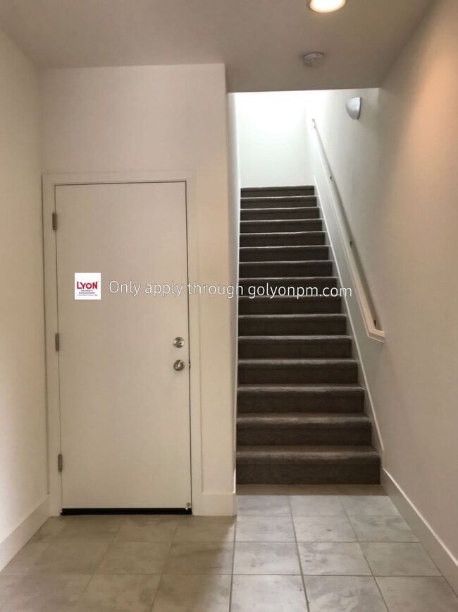 Building Photo - Stunning Home in the heart of the Downtown