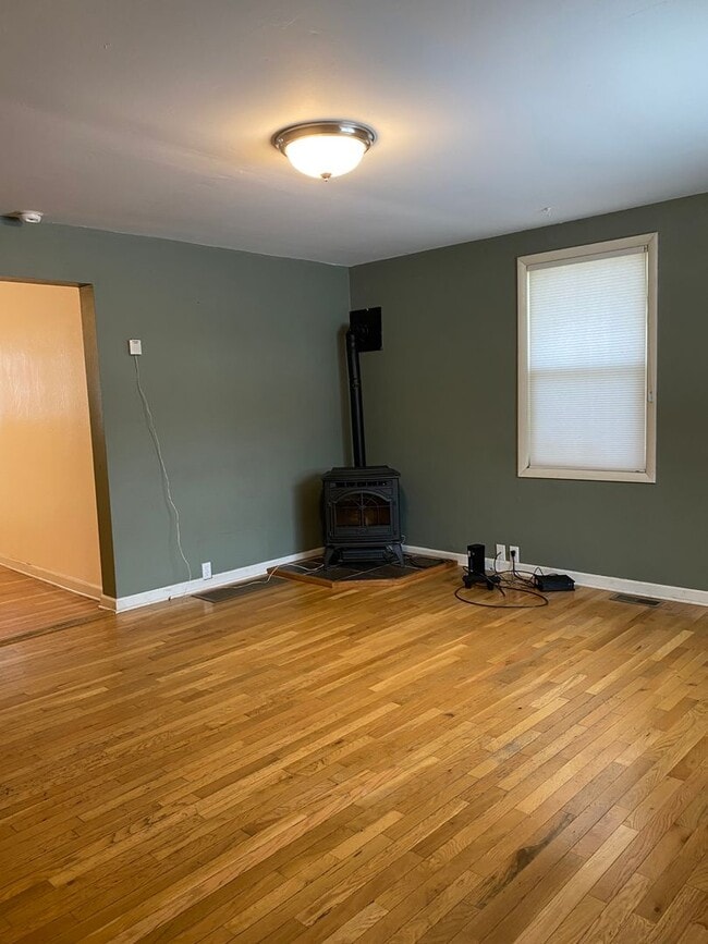 Building Photo - Pet-friendly 2 bedroom house available now