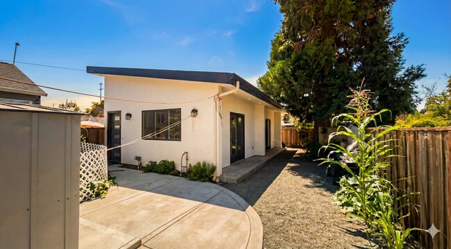 Foto del edificio - Brand New 1BD: Solar, Polished Concrete, High Ceilings, W/D & Stainless Kitchen