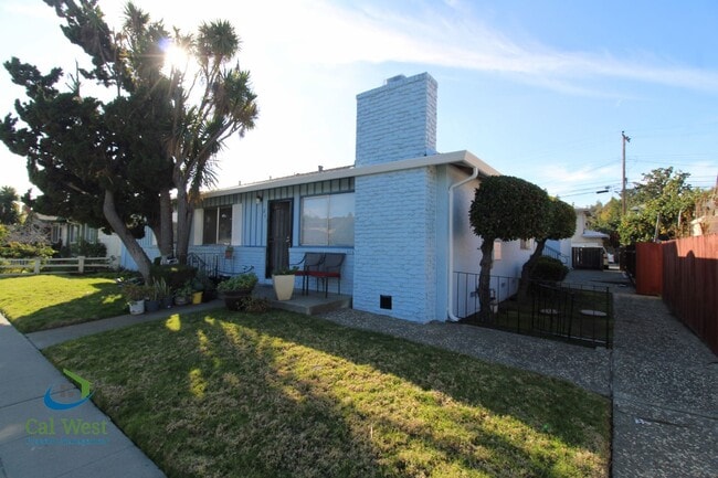 Building Photo - $2,295 1 Bedroom 1 Bath Upstairs Apartment in 4 Plex