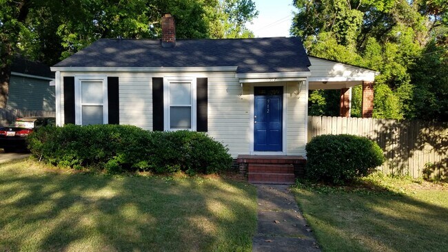 Jardín y árboles pastosos - 912 Kingswood Dr