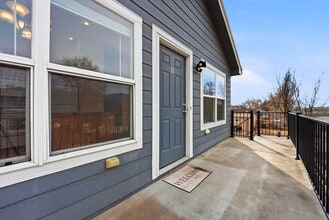 Building Photo - 944 E Moreno Ave