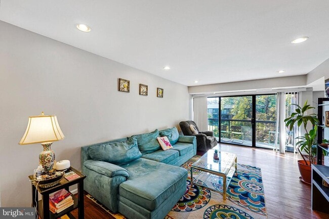Foto del edificio - 9743 Kings Crown Ct
