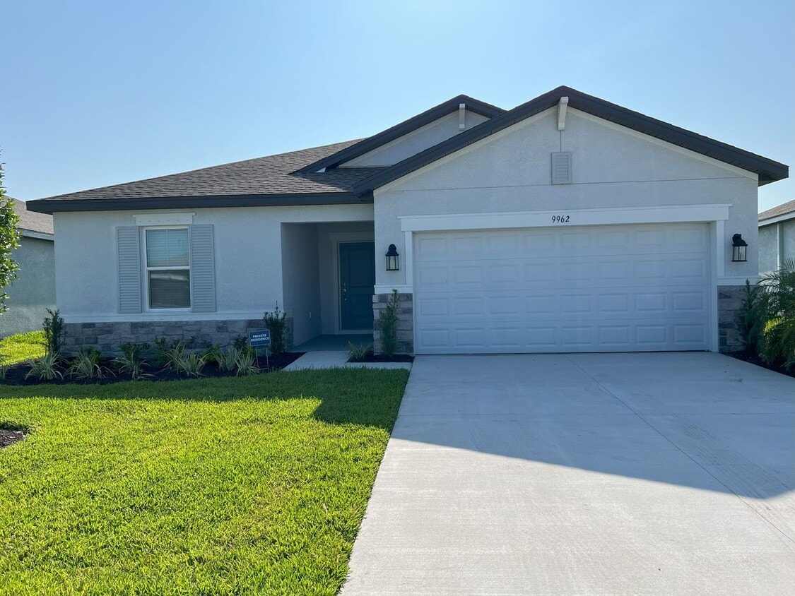 Primary Photo - Beautiful Annual 4 Bedroom 2 Bath Single F...