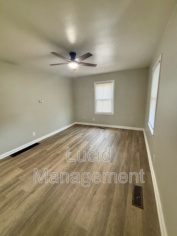 Foto del edificio - 3302 Powell Ave