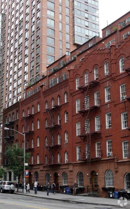 Foto principal - 227 E 96th St