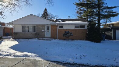 Building Photo - 454 E Park Ave