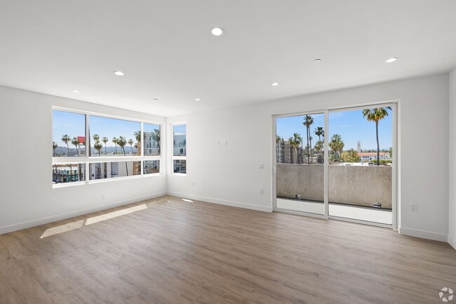 Building Photo - HUGE Studio 402