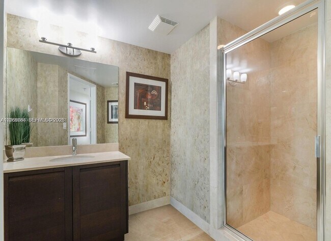 Foto del edificio - 150 Sunny Isles Blvd