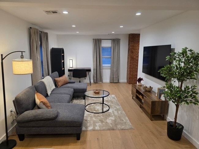 Building Photo - 3038 S Wood Ave