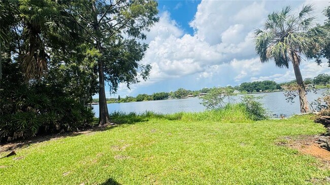 Foto del edificio - 7200 E Bank Dr