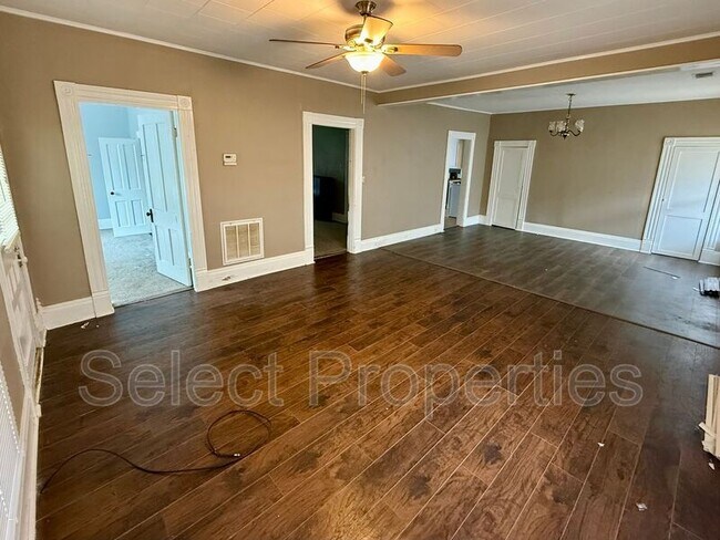 Building Photo - 904 W Oak Ave