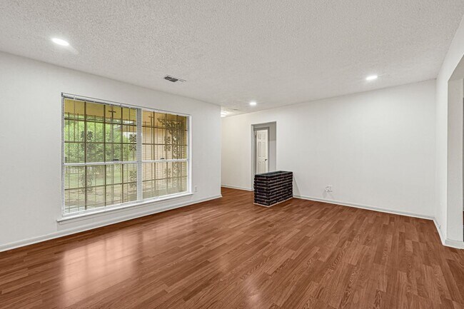 Foto del edificio - 3317 Le Badie St