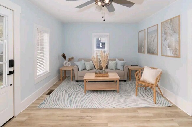 Building Photo - 10166 SE Torch Lake Dr