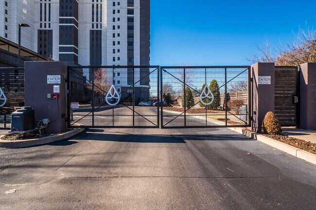 Foto del edificio - 717 S Riverside Dr