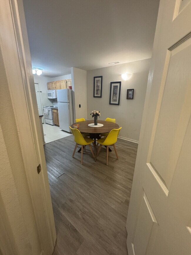 Foto del edificio - Fenton Fully-Furnished 2-Bedroom Apartment Available!