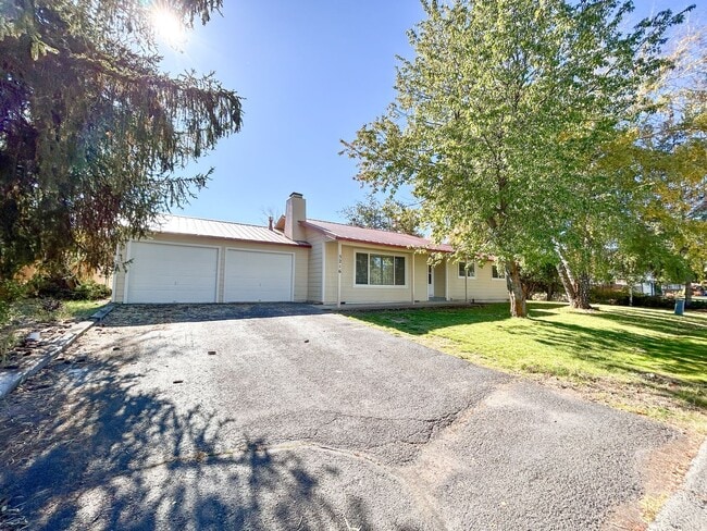 Building Photo - Newly Renovated 3 Bedroom, 2 Bath Home in ...